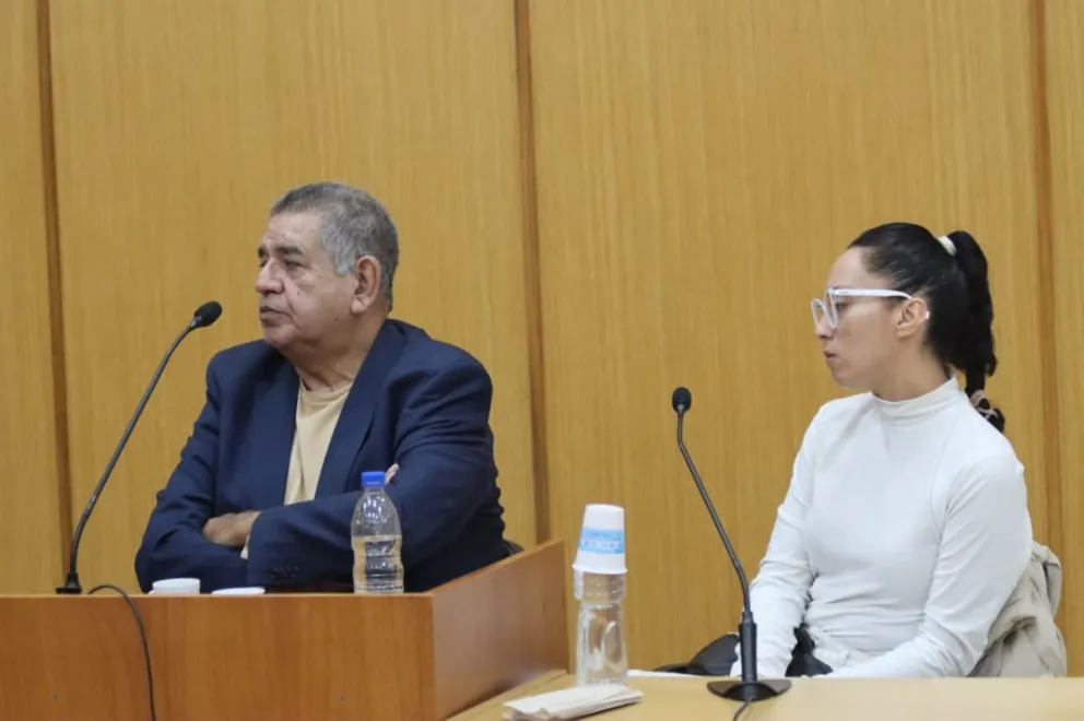 Mariela Fernanda Marzano junto a sus abogados defensores durante la audiencia de este lunes en los tribunales de Roca, donde se revisaron las medidas cautelares en su contra. Foto: Tania Domenicucci-ANR