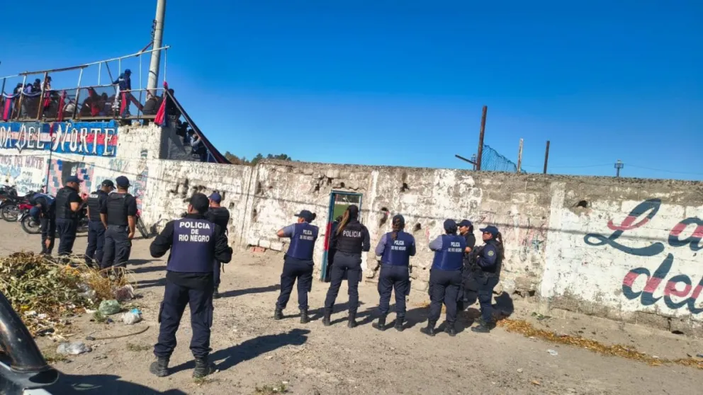 Fuerte presencia policial en barrio Tiro Federal durante el partido que terminó en un empate entre el equipo de Roca y el de Cipolletti. Foto cortesía Policía de Rio Negro