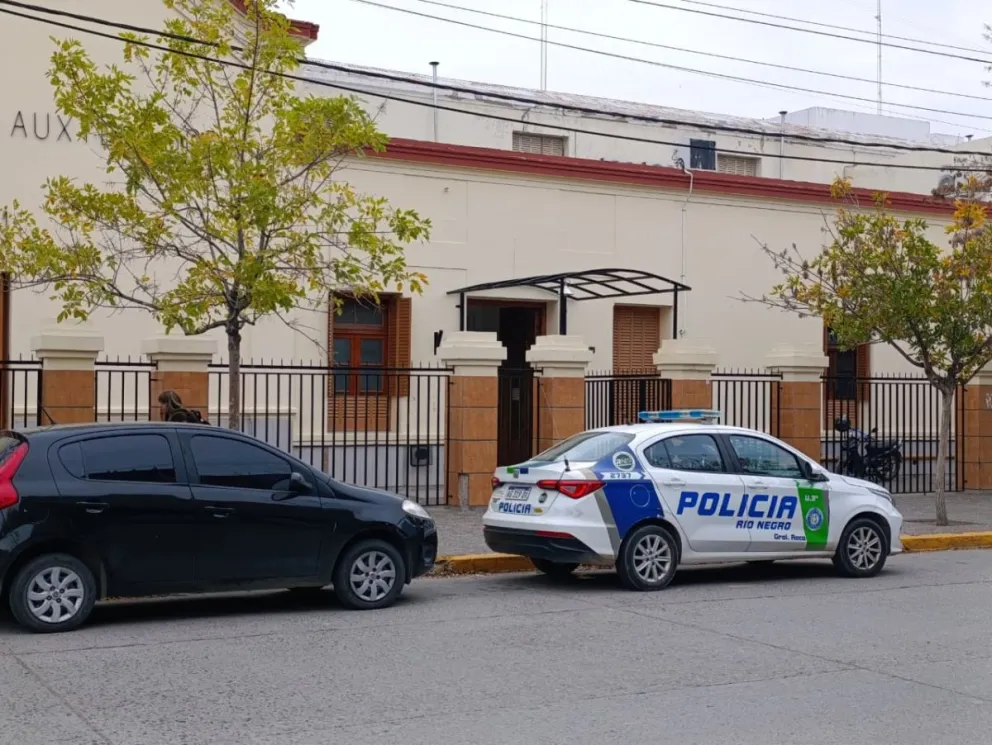 El colegio céntrico debió ser evacuado en su totalidad en la búsqueda de posibles armas, luego de encontrar pintadas frases en los baños. Foto Tania Domenicucci-ANR