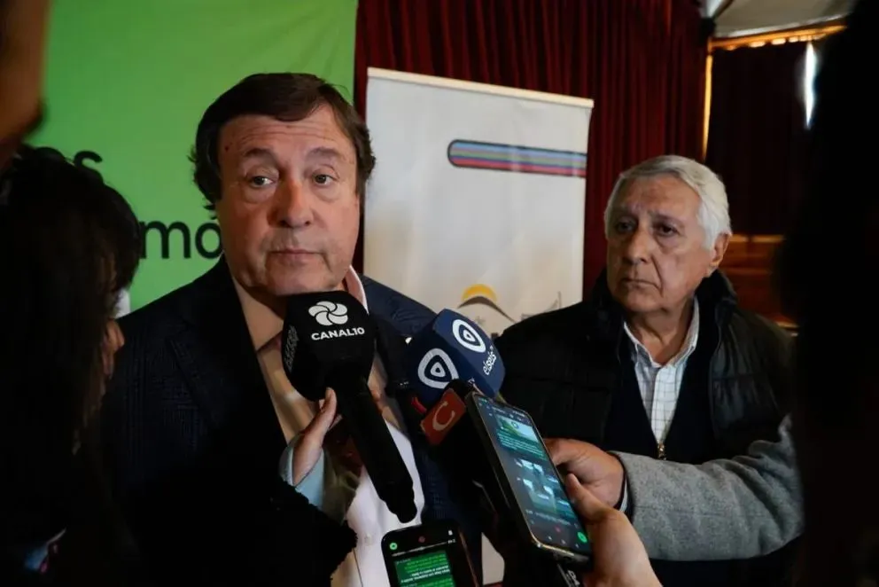 El gobernador Weretilneck y el intendente de Dina Huapi Cobarrubia anunciaron que en un mes iniciarían los trabajos de la obra de agua.