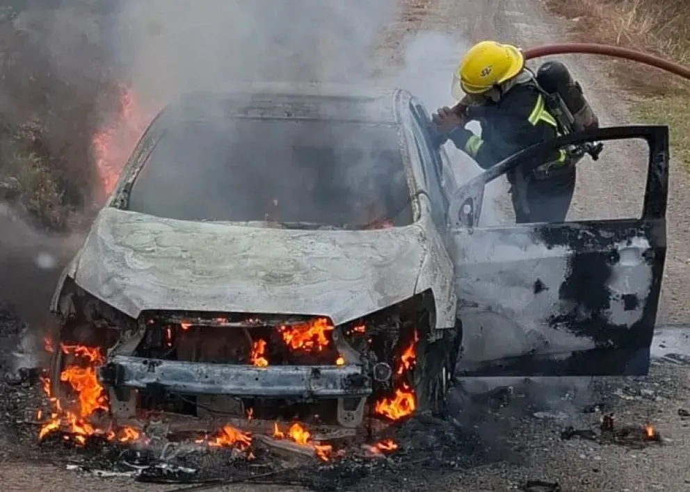 Un desperfecto mecánico habría generado el fuego que rápidamente se extendió a todo el rodado del cual solo quedó la carrocería. (Foto: Gentileza)