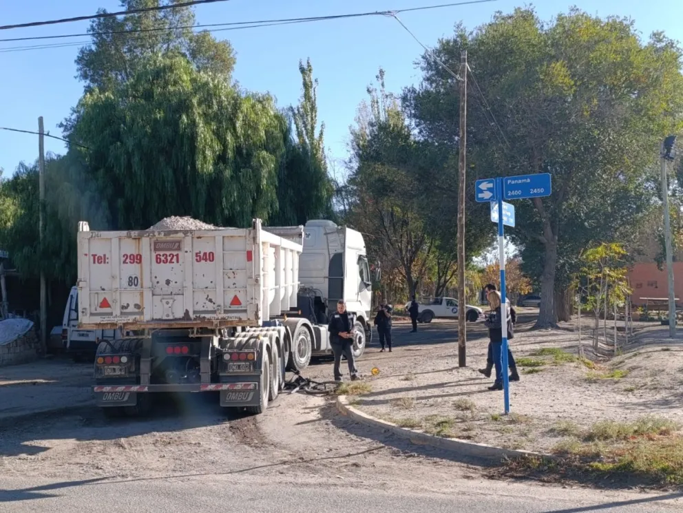 El camión circulaba sobre calle Panamá en sentido este-oeste cuando arrollo a la mujer en bicicleta. Foto Tania Domenicucci-ANR