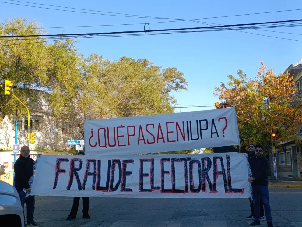 Desde las 8.30 parte de la comunidad educativa del Instituto Universitario Patagónico de las Artes estuvo en la vereda del Deliberante, con volanteada y semaforazo. (Foto: Tania Domenicucci. ANRoca)