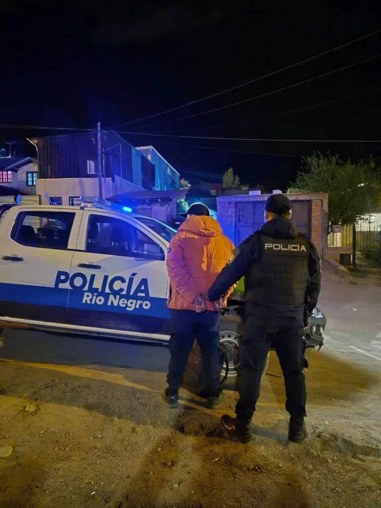 El hombre tenía dos pedidos de captura vigentes emitidos por fiscalías de Roca y fue detenido tras ser identificado en Bariloche. Foto: Policía de Río Negro