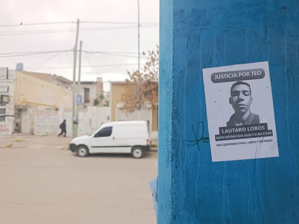 La imagen del imputado junto al pedido de justicia que se encuentra en distintos sectores de Roca. Foto: Tania Domenicucci. 