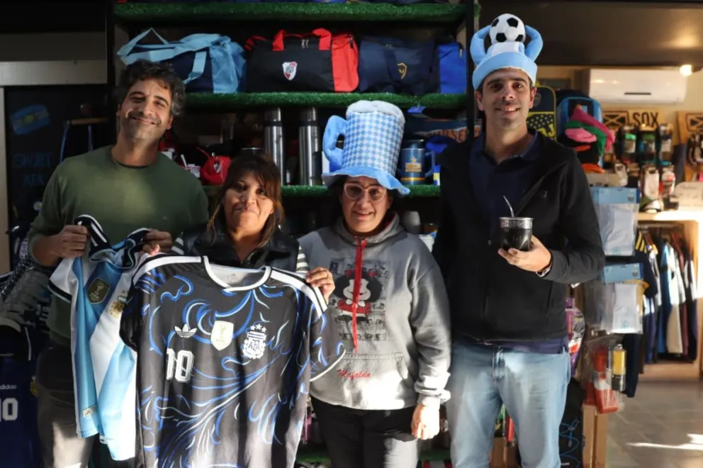 Agustín y Jesús tienen su local sobre calle Keneddy. Foto Tania Domenicucci