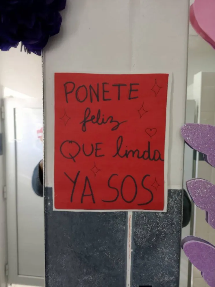 Estudiantes de sexto año intervinieron los espacios comunes con frases de aliento y motivación. (Foto: Gentileza)