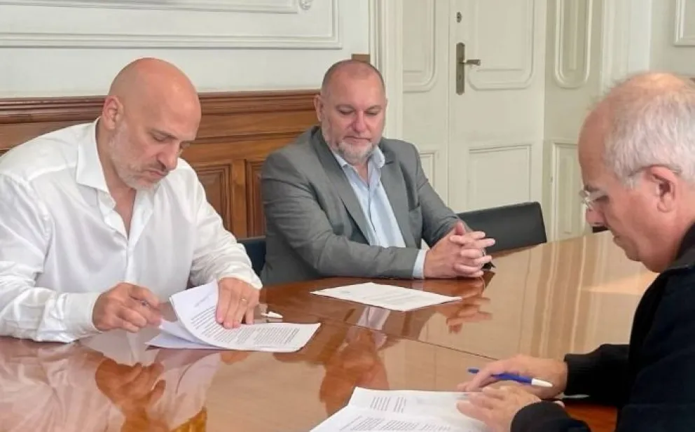 El momento de la firma de convenio entre la UBA y el IUPA