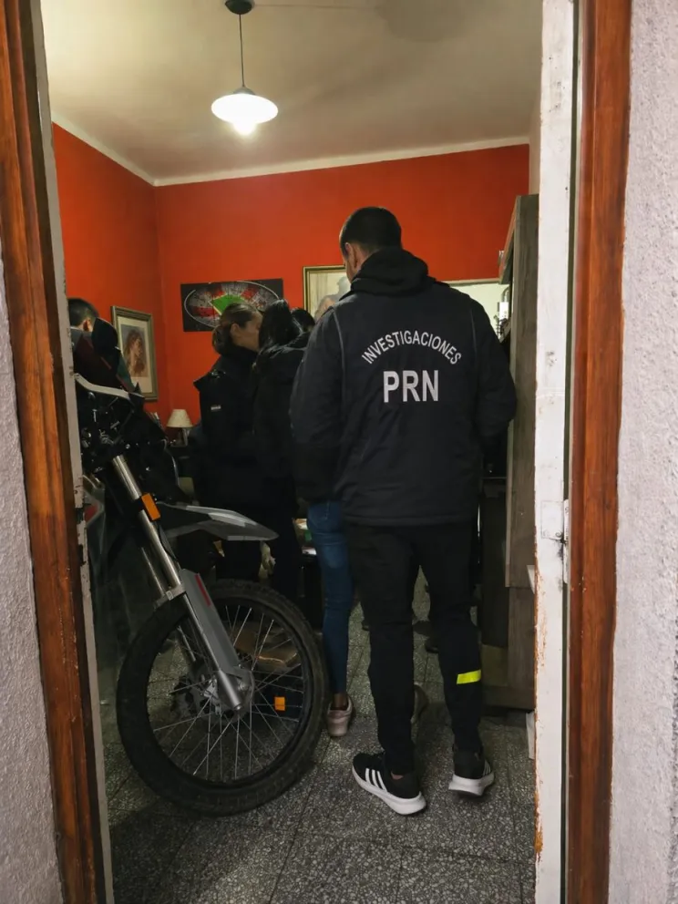 La investigación avanzó con un allanamiento autorizado por la Justicia, donde secuestraron una réplica de arma vinculada a la denuncia realizada por la escuela. Foto: Policía de Río Negro