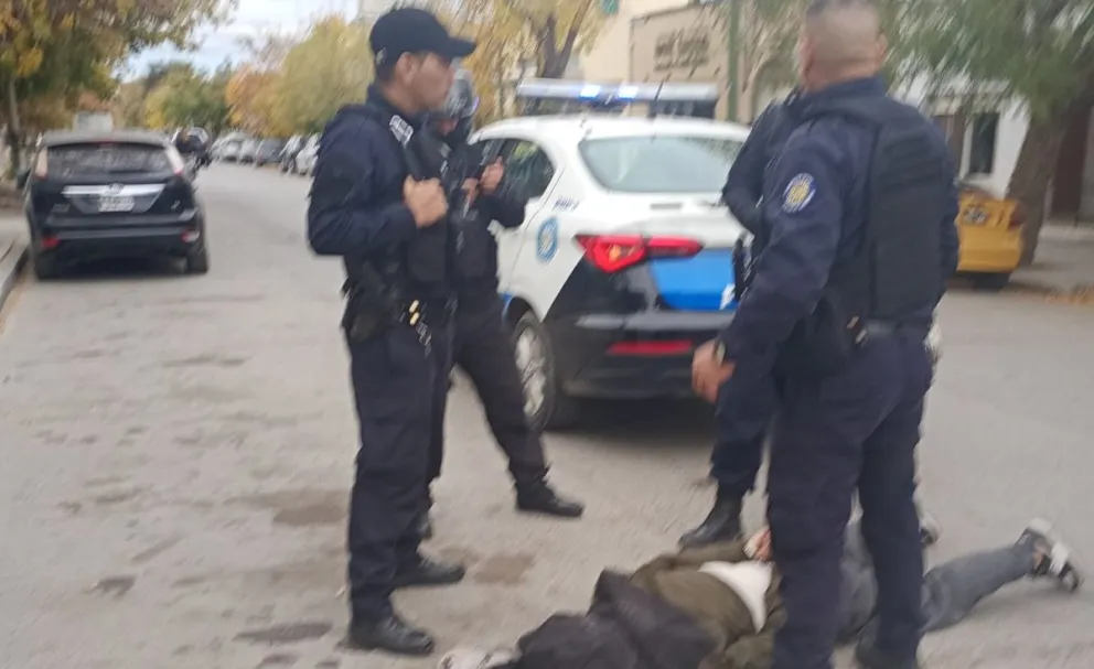 Los efectivos lograron atrapar a uno de los ladrones. Foto gentileza