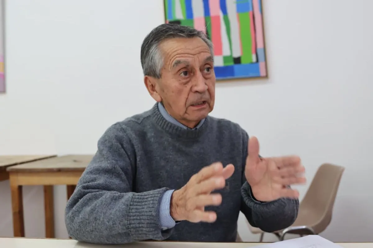 Carlos sostiene con firmeza que la biblioteca es un refugio para el silencio y la paz. Foto: Tania Domenicucci