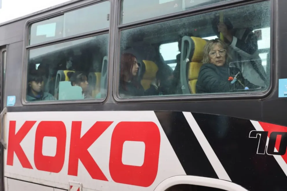 “Muchos pasajeros consultan a diario por tarifas, horarios y saldo disponible para poder seguir viajando entre ciudades del Alto Valle.” Foto Tania Domenicucci-ANR