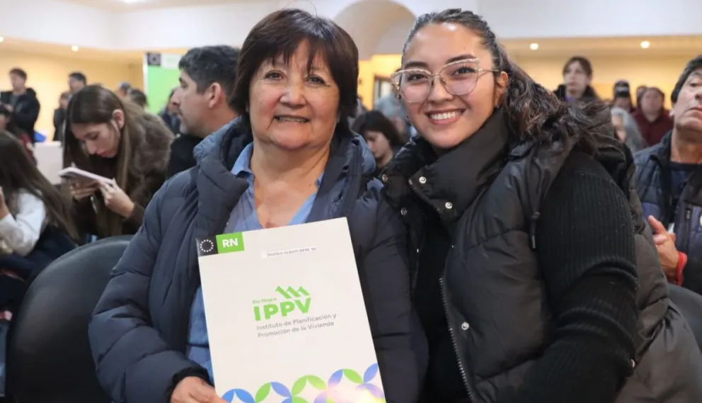 Las familias recibieron muy contentas su titulo de propiedad. Foto Tania Domenicucci