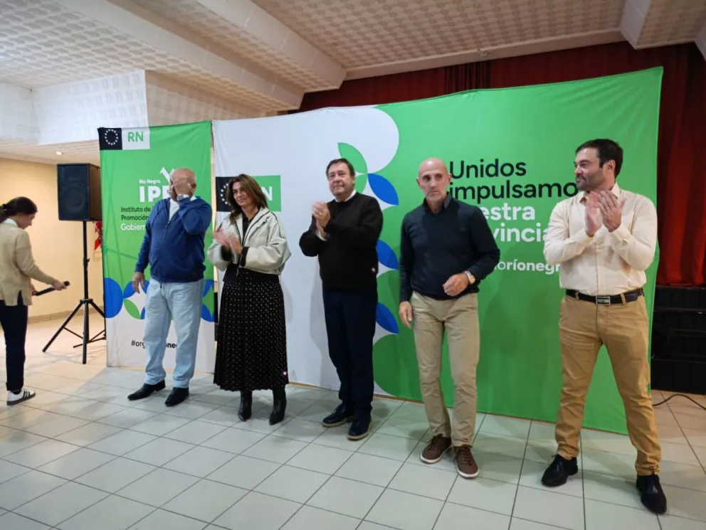 Weretilneck hizo el anuncio durante la entrega de escrituras realizada ayer en Roca. Foto: Tania Domenicucci