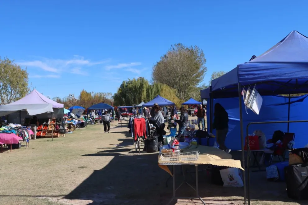 La feria se ubica en el playón del barrio, desde temprano se pueden ver los puestos armados. Foto: Tania Domenicucci