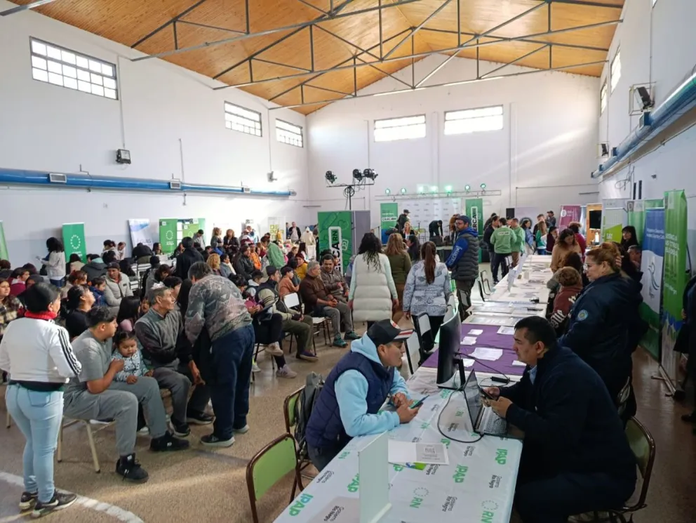 Un gran número de personas se acercó a la Escuela 350 para poder acceder al programa. Foto: Tania Domenicucci