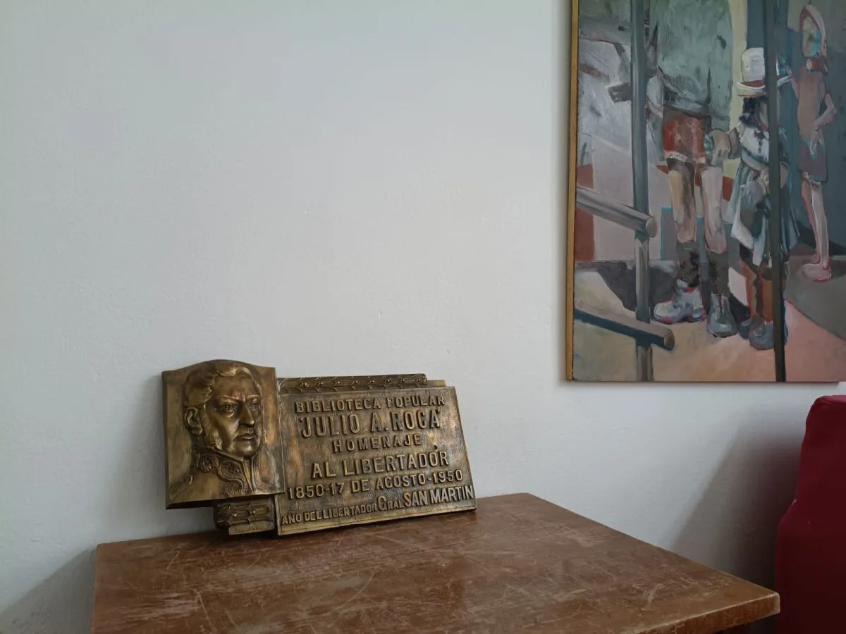 La hist&oacute;rica placa realizada por la biblioteca en honor a San Martin, que fue recuperada y ser&aacute; descubierta en el acto.