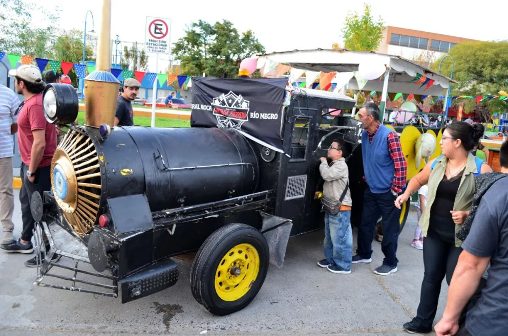 Los  vecinos viajaron en el recuerdo de aquellos años cuando se subían y disfrutaban de los recorridos. Foto gentileza Juntada Fierrera