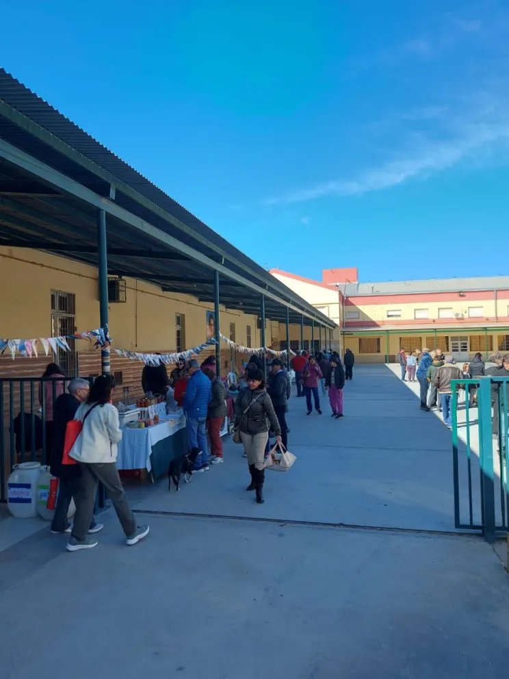 “En pocas horas se agotaron los productos”, destacaron desde la organización tras la gran convocatoria en la feria realizada en el Colegio San Miguel. Foto cortesía 