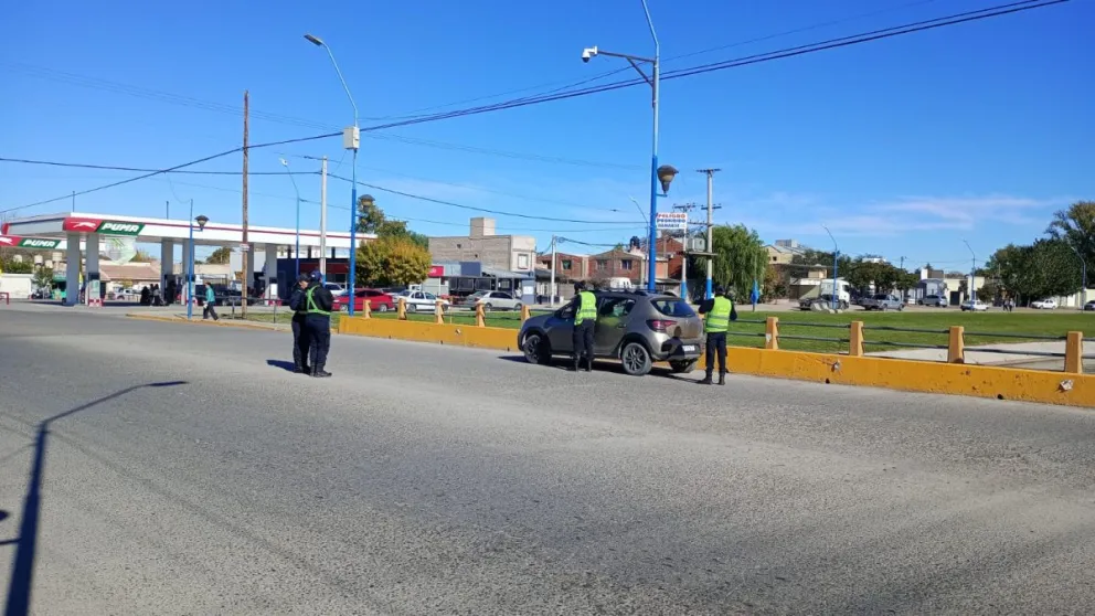 El vehículo fue detectado durante un control de rutina y presentaba un pedido de secuestro vigente en los sistemas oficiales. Foto cortesía Policía de Rio Negro