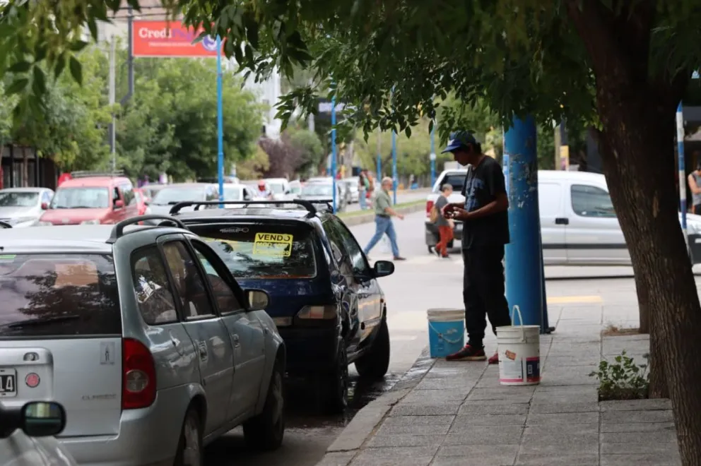 Mientras en la capital neuquina ya hay sanciones y un plan de abordaje social al igual que Cipolletti, en Roca el tema sigue sin avances concretos. Foto Tania Domenicucci-ANR