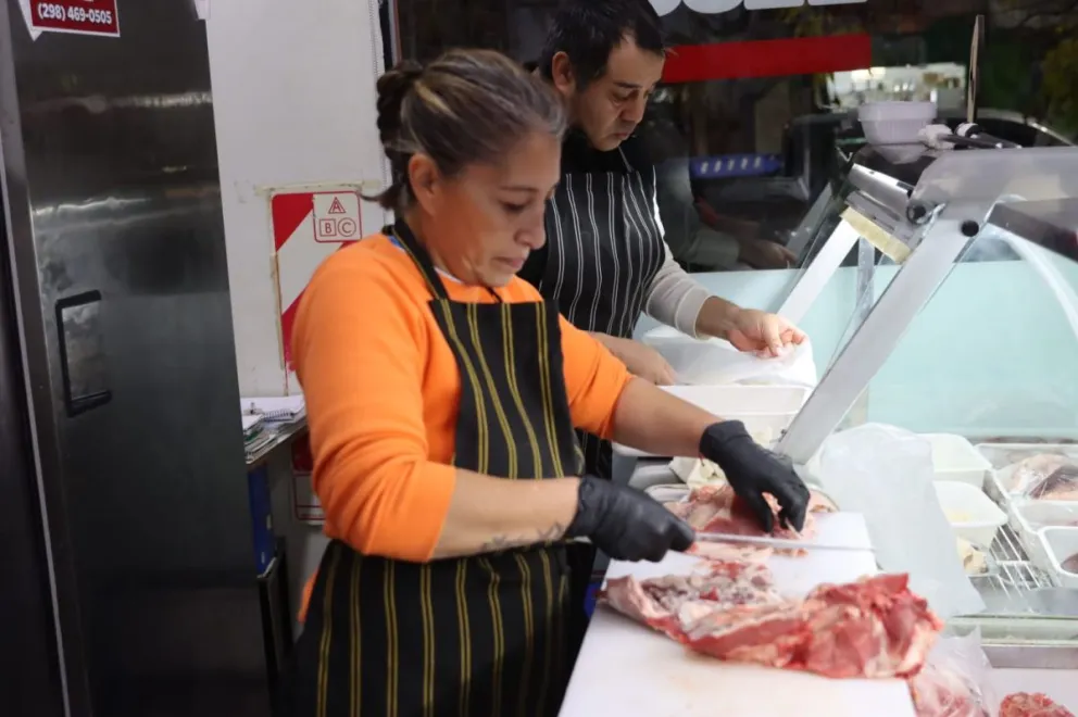 Carnicerías de Roca coinciden en que  cayó el consumo, crece la búsqueda de precios y genera dudas la posible llegada de carne de burro. Foto Tania Domenicucci-ANR