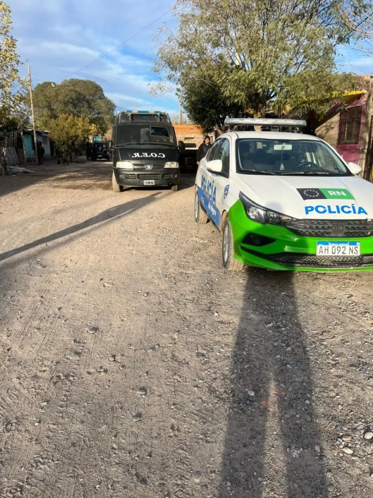 El operativo finalizó alrededor de las 20 horas, luego que agentes policiales avancen en la investigación de una causa por robo agravado por uso de arma de fuego. Foto cortesía Policía de Rio Negro