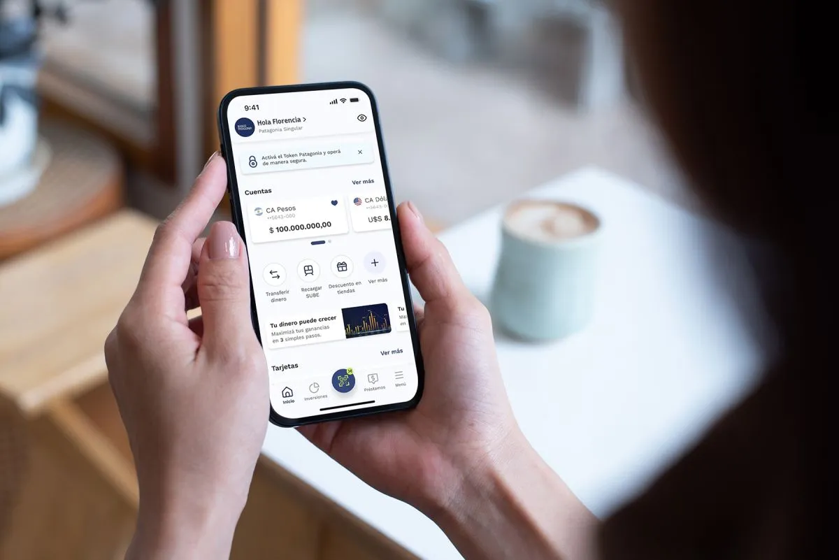 La aplicaci&oacute;n de Banco Patagonia permite acceder a distintas operaciones y servicios desde el celular. Foto: Banco Patagonia.