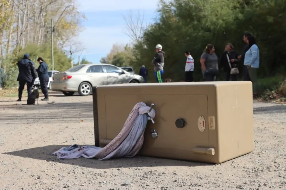 Una de las cajas fuertes quedó tirada sobre calle Los Sauces durante la fuga de los ladrones. Foto: Tania Domenicucci – ANR