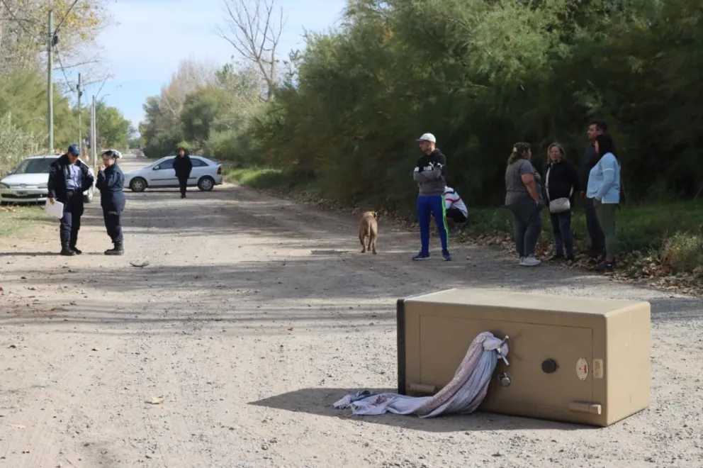 Una de las cajas fuertes quedó tirada sobre calle Los Sauces durante la fuga de los ladrones. Foto: Tania Domenicucci 