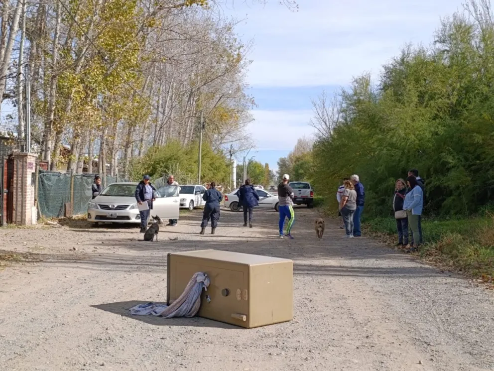Durante la fuga, los sospechosos abandonaron una de las cajas fuertes sobre calle Los Sauces y otra quedó dentro del predio, ambas incorporadas como evidencia en la causa. Foto: Tania Domenicucci 