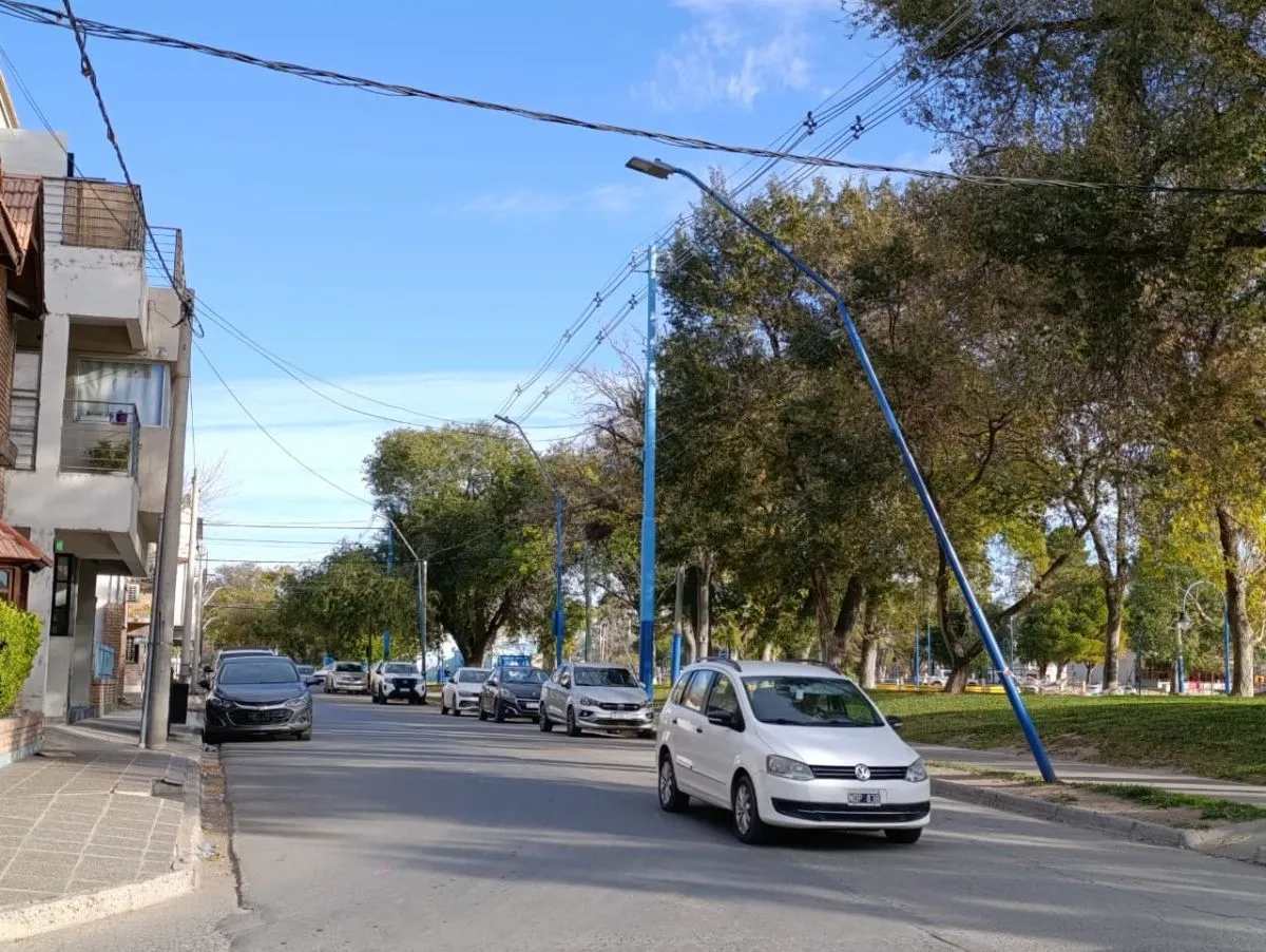 En Gadano y Sarmiento un poste de alumbrado amenaza con caer. Foto: Tania Domenicucci