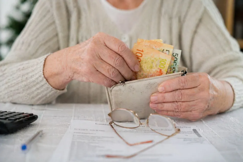 La Justicia ordenó dejar sin efecto la retención del 15% sobre la jubilación de una abuela que pagaba cuota alimentaria para su nieta. Foto: redes