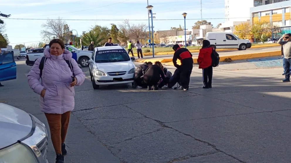 La mujer fue asistida por vecinos y personal policial en plena rotonda de avenida Roca y 9 de Julio, una esquina donde peatones suelen reclamar mayor respeto al paso peatonal. Foto: gentileza