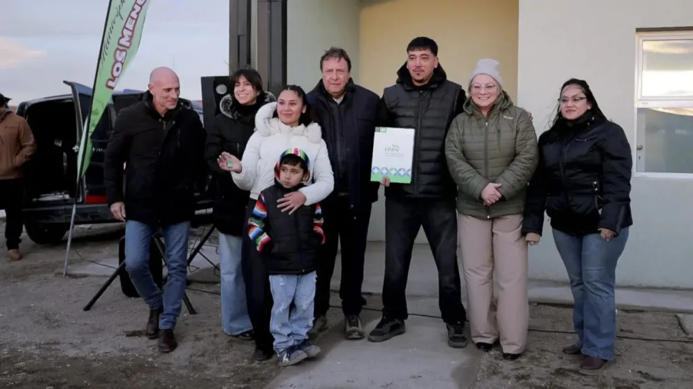 Weretilneck junto a una de las familias que recibió una de las viviendas. Foto: Gobierno de Río Negro