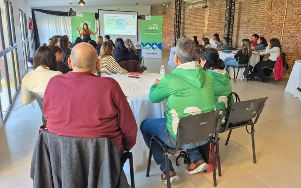 La capacitación para el acceso a la Ley Pierri fue dirigida a referentes del programa en delegaciones del IPPV y de los municipios rionegrinos. Foto: LCR