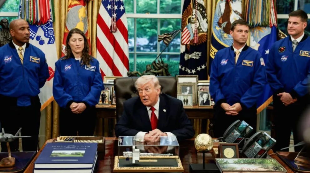 Donald Trump junto a los astronautas de Artemis II en el Salón Oval.