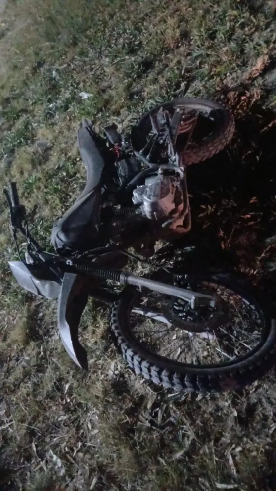 El conductor escapó por la zona del zanjón y dejó abandonada la moto, que tenía pedido de secuestro por robo. Foto: Tania Domenicucci