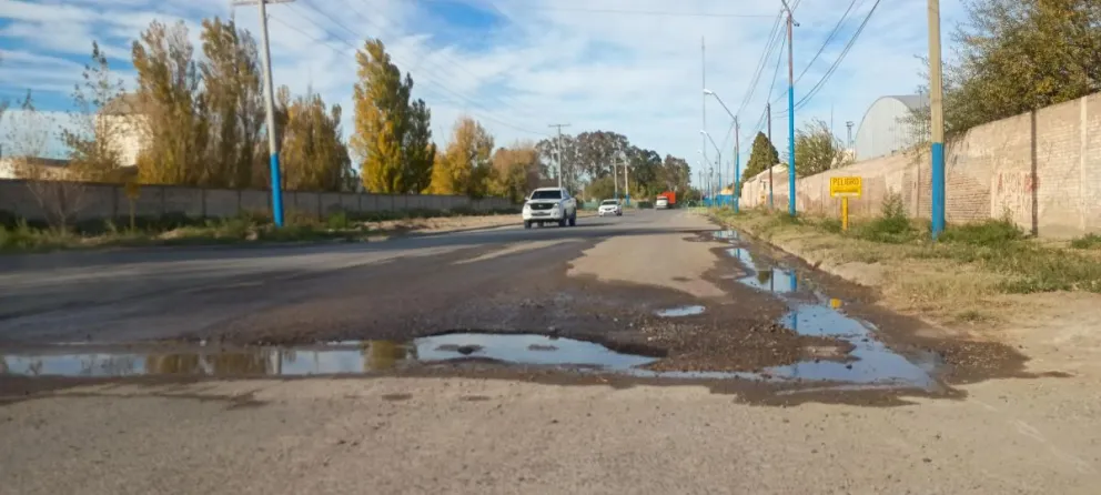 El pozo en Vintter y Lisandro de la Torre provocó daños en un vehículo y volvió a encender el reclamo por el mal estado de las calles en la ciudad. Foto ANR