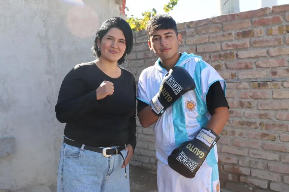 “Un par de vendas para nosotros es oro. Es un chico que puede empezar a entrenar” remarcaron madre e hijo, quienes llevan adelante las clases gratuitas. Foto Tania Domenicucci-ANR