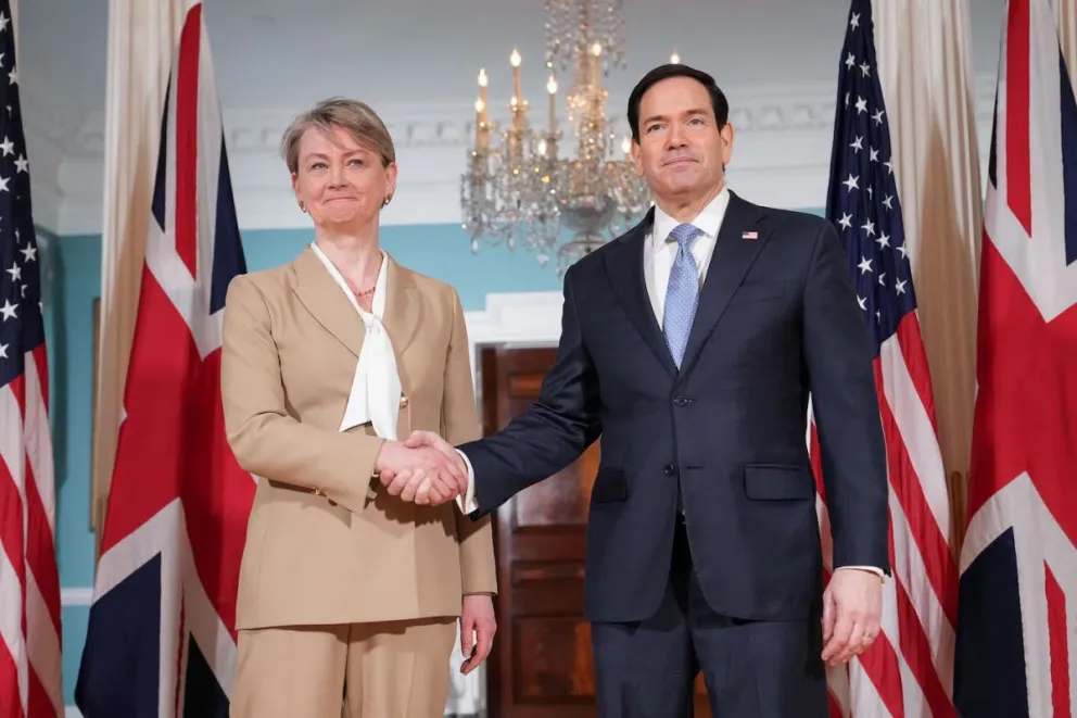 El secretario de Estado de EE.UU., Marco Rubio, junto a la ministra de Asuntos Exteriores británica, Yvette Cooper.