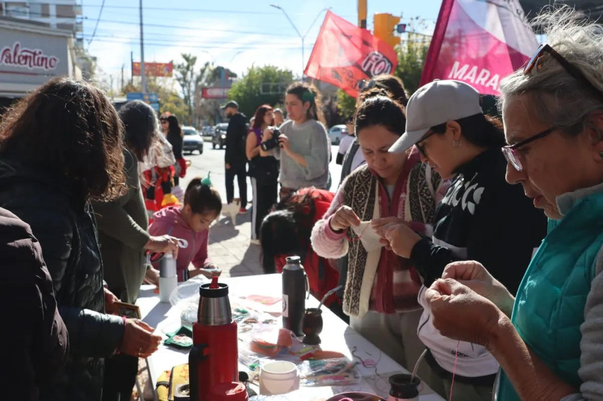Organizaciones sociales concentraron a las 10 en la esquina de Tucum&aacute;n y Avenida Roca. Foto: Tania Domenicucci