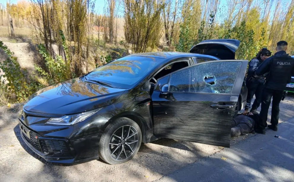 El vehículo luego de ser interceptado por la policía. Foto: Policía de Río Negro