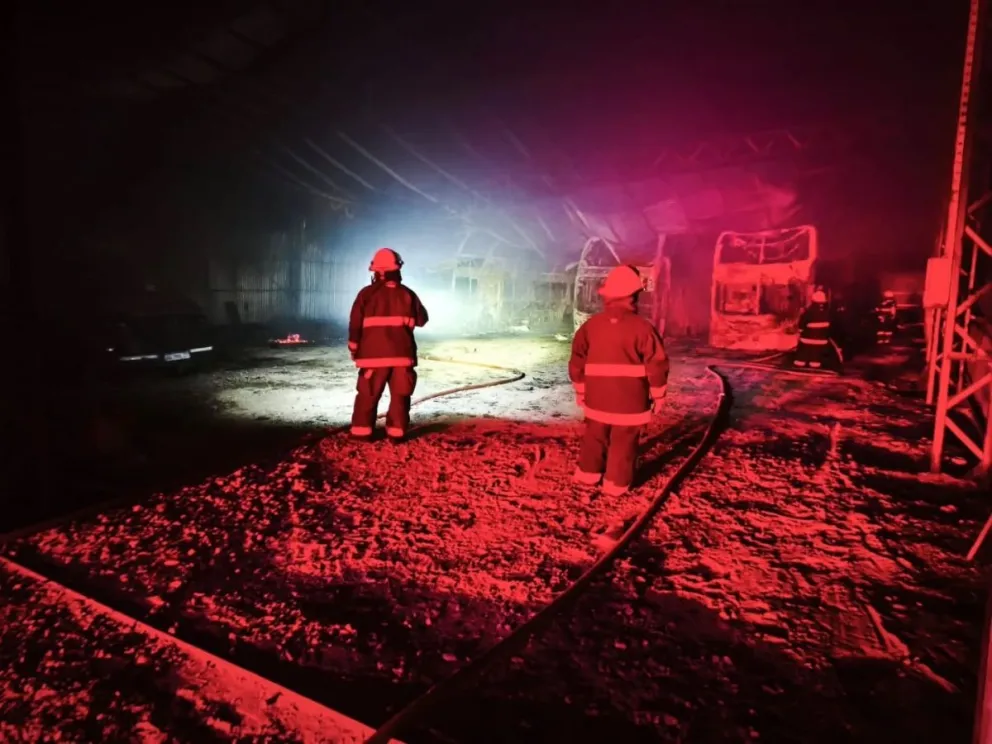 El incendio más importante se registró en chacra 264, en la zona de Puente Cero, donde trabajaron múltiples dotaciones para contener un foco de gran magnitud ante el incendio de colectivos y trafics. Foto cortesía Bomberos Voluntarios General Roca