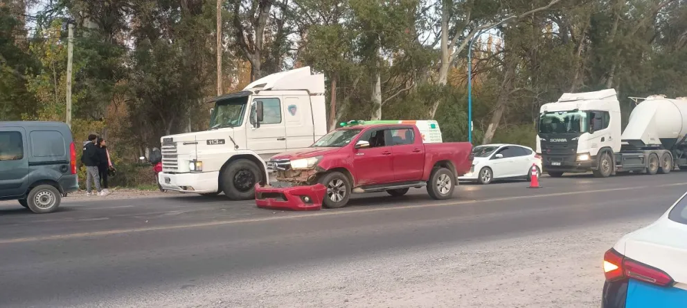 Se continua buscando al tercer vehículo involucrado, un Fiat Cronos blanco que se dió a la fuga en dirección hacia Cervantes. Foto ANR