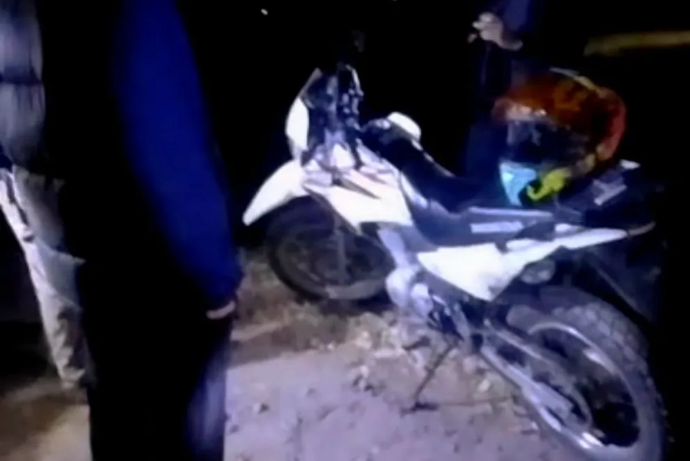El control en la zona rural de Allen permitió recuperar una moto robada ese mismo sábado en Roca. Foto: Policía de Río Negro
