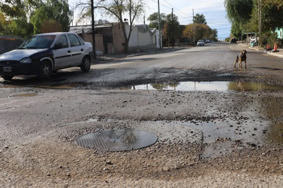 Desborde cloacal en Aníbal Troilo y Jilgueros: desde allí se origina el derrame que desciende hacia otras calles del barrio Noroeste. Foto Tania Domenicucci-ANR