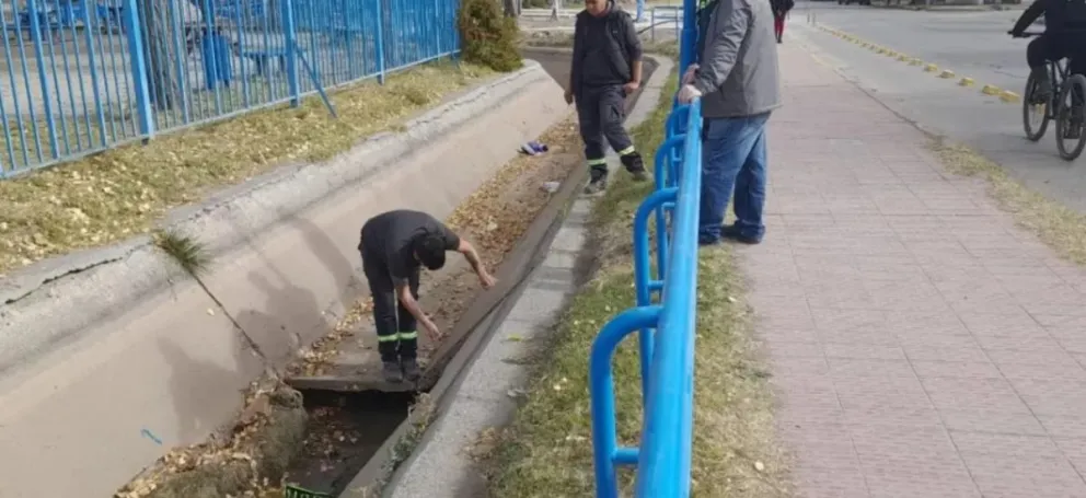 El personal de Aguas Rionegrinas realizaron una inspección en el sector donde se encuentra la cañería dañada. Foto: Aguas Rionegrinas