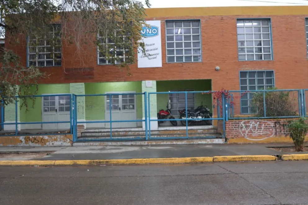 La mayoría de colegios secundarios de la ciudad se encuentran con sus puertas totalmente cerradas, en un paro que seguirá mañana. Foto Tania Domenicucci-ANR