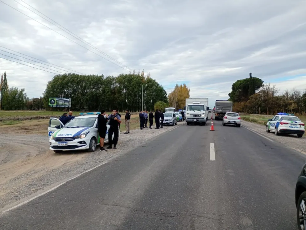 El vehículo, por causas que aún se investigan, evadió un control policial y fue interceptado tras un operativo cerrojo que culminó con los ocupantes detenidos. Foto cortesía Policía de Rio Negro